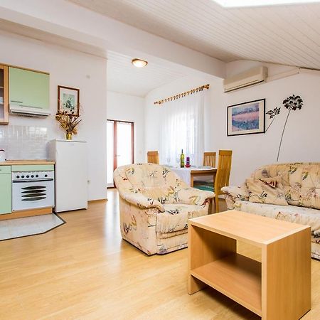 Guest House Lavanda 4 Njivice Bagian luar foto
