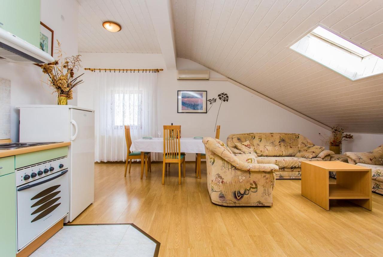 Guest House Lavanda 4 Njivice Bagian luar foto