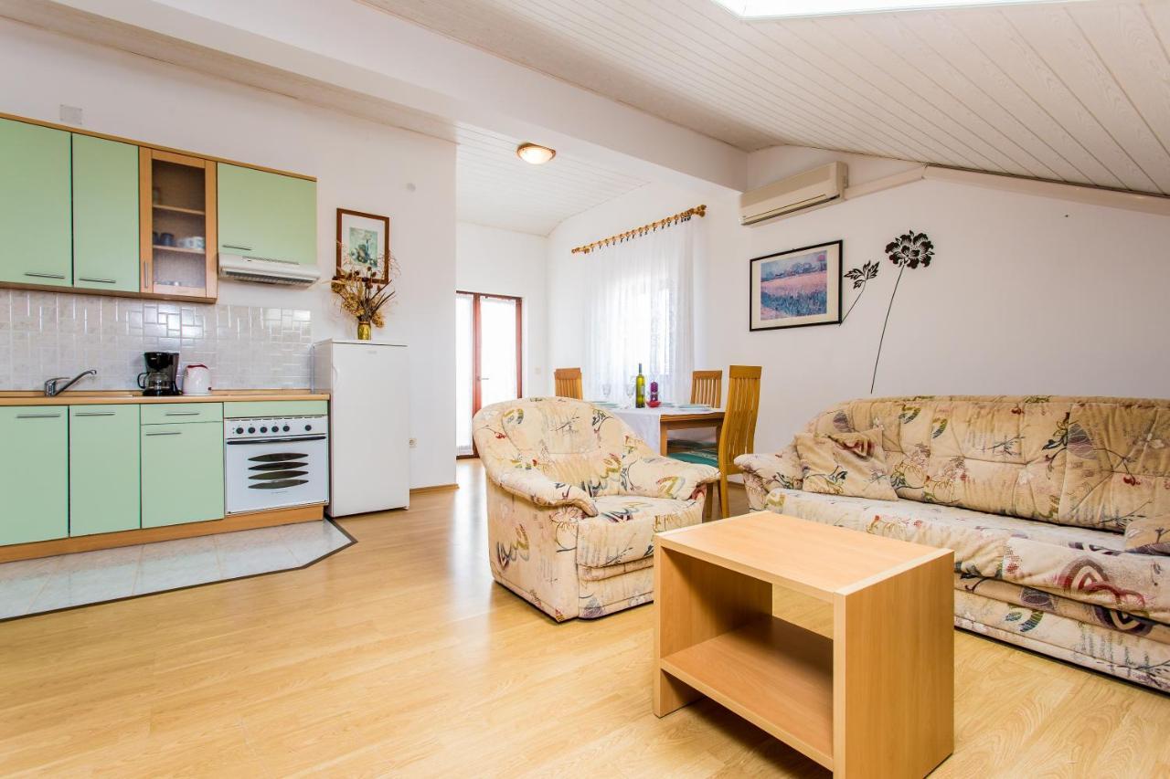 Guest House Lavanda 4 Njivice Bagian luar foto
